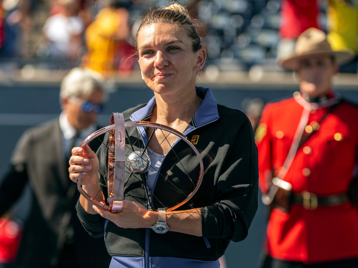 Simona Halep sale en defensa de Iga Swiatek