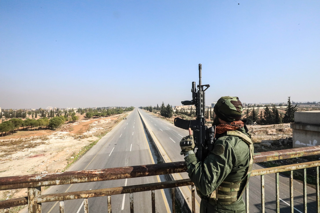 Ante avance de rebeldes hacia Alepo, Ejército sirio cierra aeropuerto y vías de acceso a la ciudad