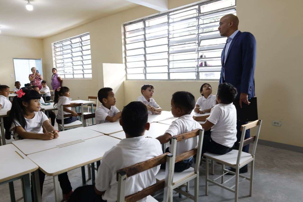 Ministro Rodríguez planteó necesidad de construir mecanismos para fortalecer sistema educativo