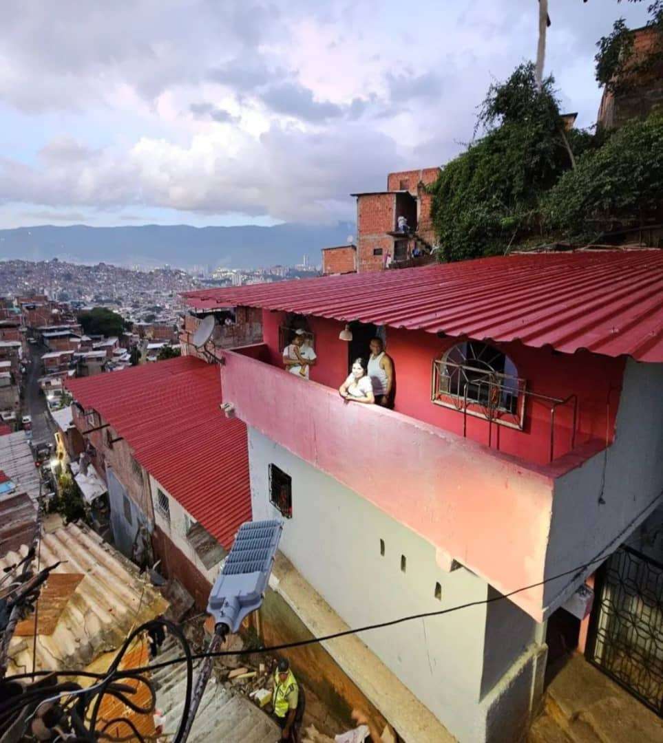 Sustituyen once techos en la parroquia Santa Rosalía de Caracas