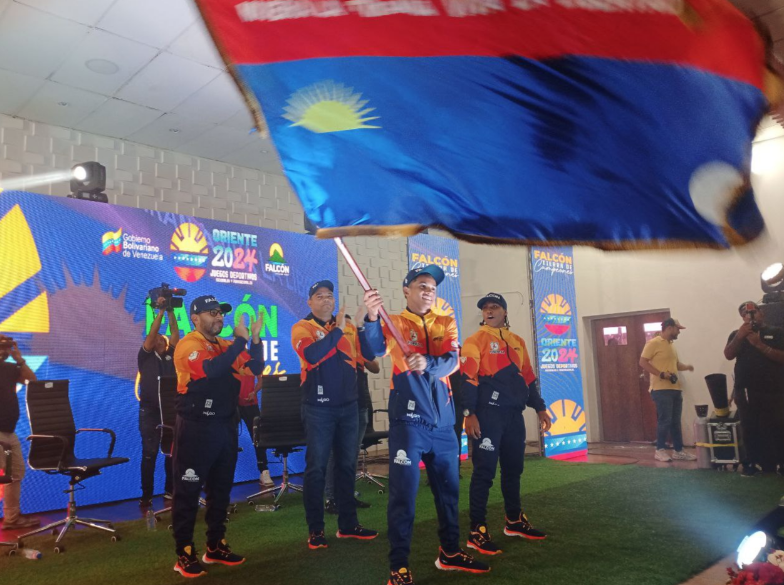 Delegación de Falcón recibió abanderamiento de las glorias deportivas