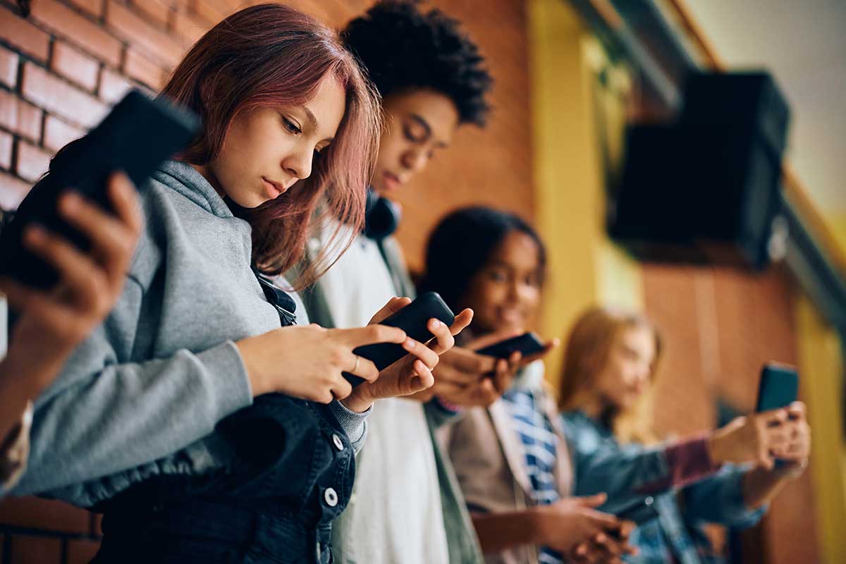 Australia impulsa ley que prohíbe acceso a redes sociales a menores de 16 años