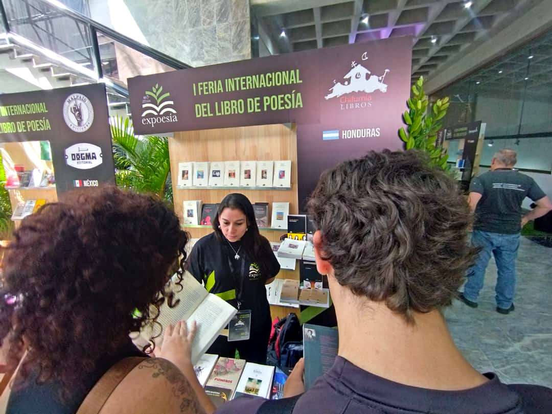 Presentan reedición de INRI de Raúl Zurita en Expoesía