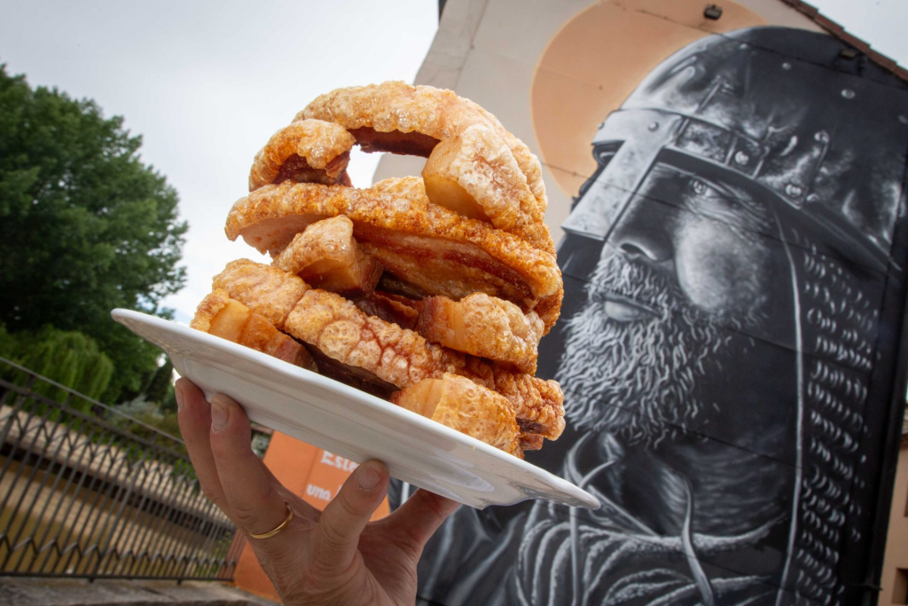 Los españoles descubrieron el chicharrón y se lo comen con chocolate