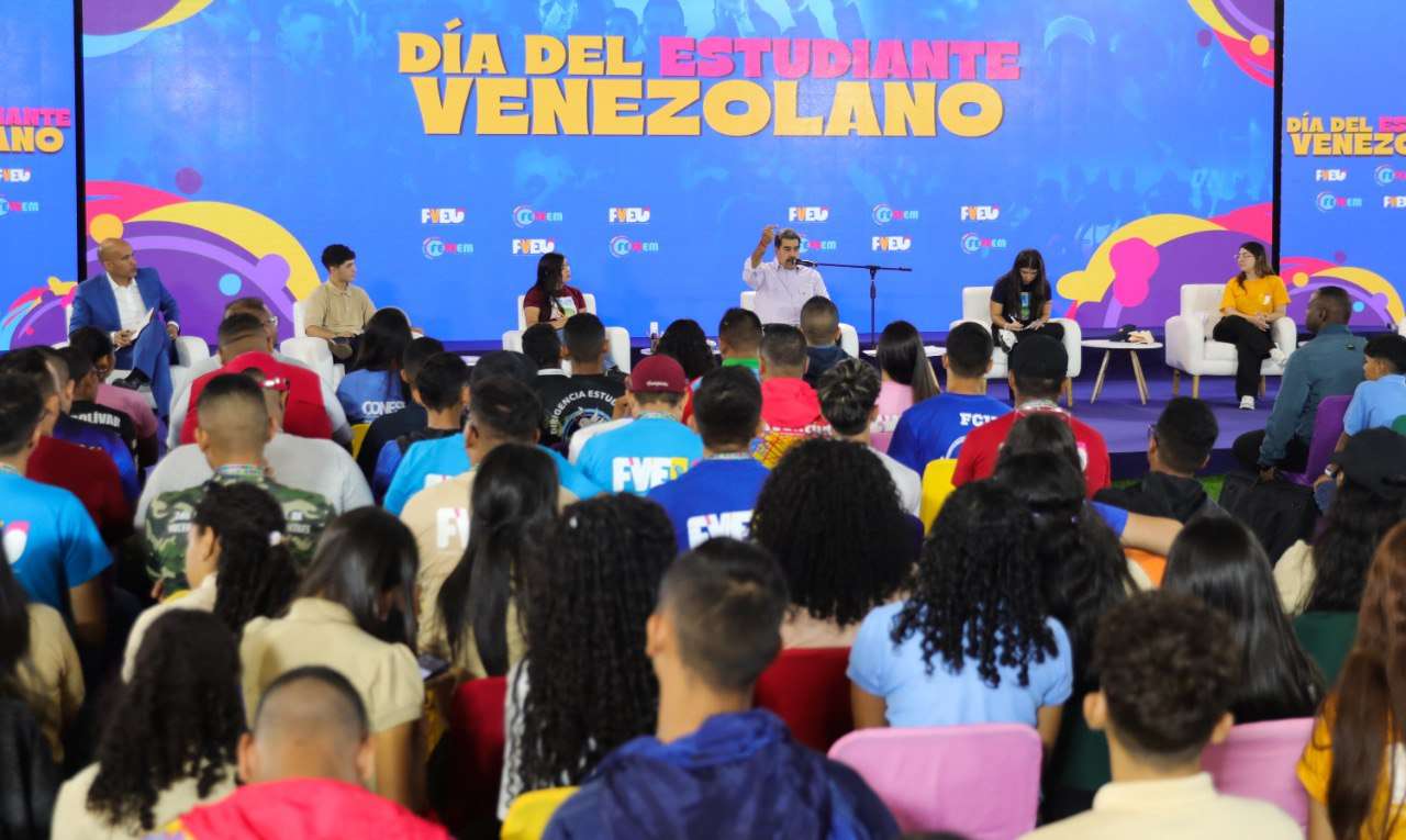 Maduro instruye elaborar el Plan de las 7 Transformaciones Estudiantiles