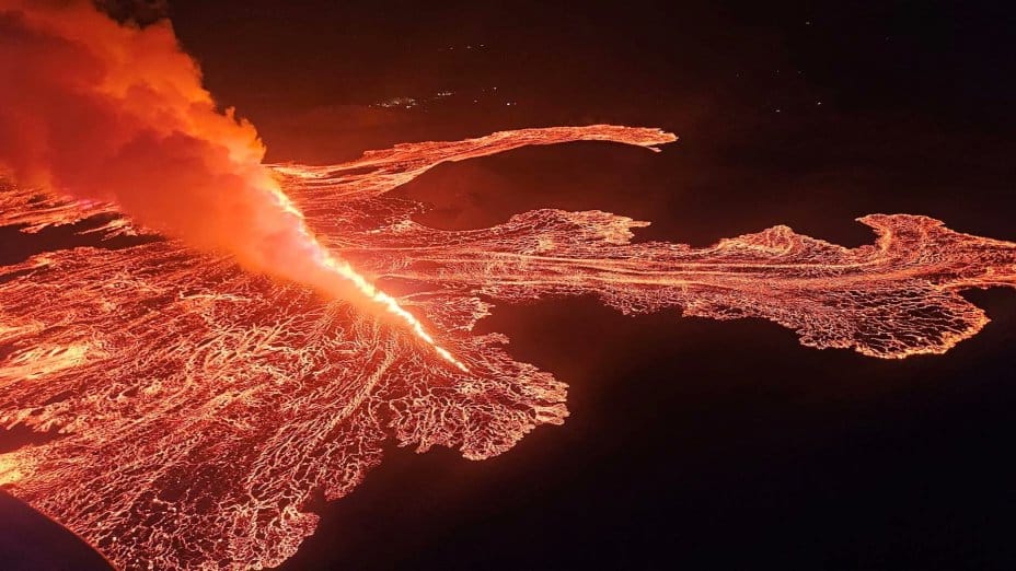 Las impresionantes imágenes de un volcán en Islandia que luego de estar 8 siglos inactivos erupcionó