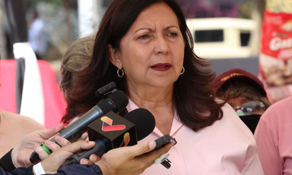 Alcaldesa de Caracas inauguró exposición sobre tres años de gestión