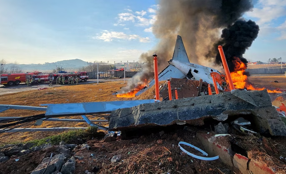 Avión con 181 personas a bordo se estrelló en Corea del Sur mientras aterrizaba