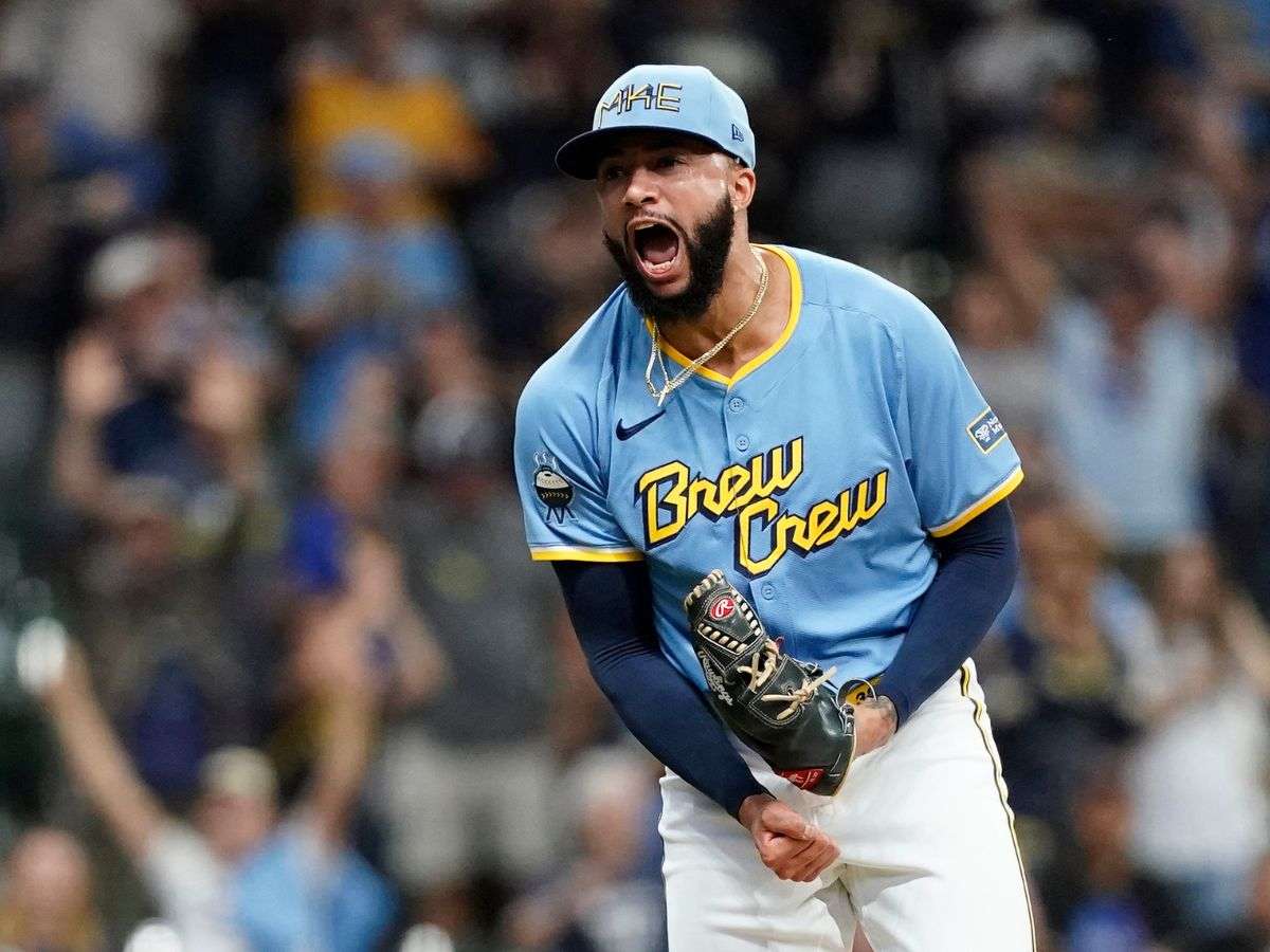 Devin Williams pone rumbo a los Yankees
