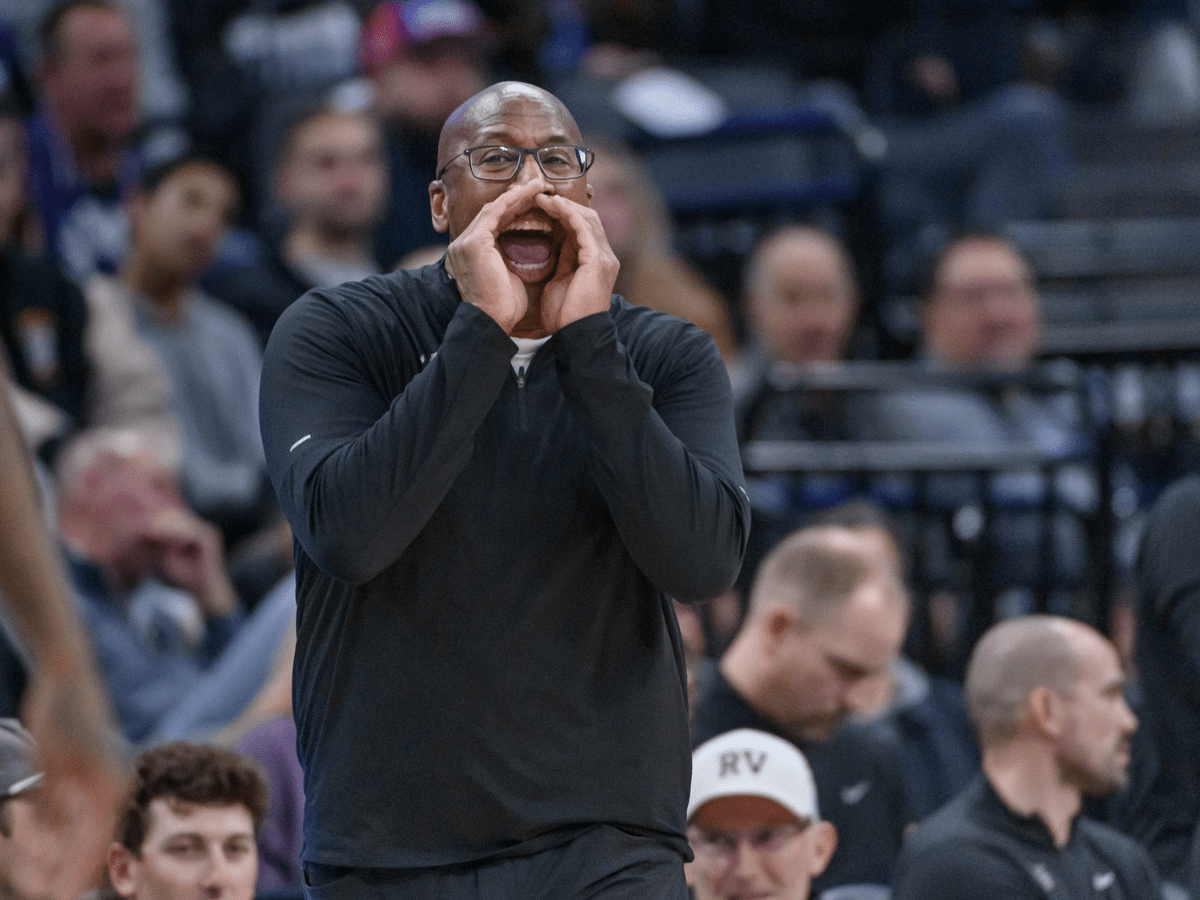 Los Kings despiden al entrenador Mike Brown