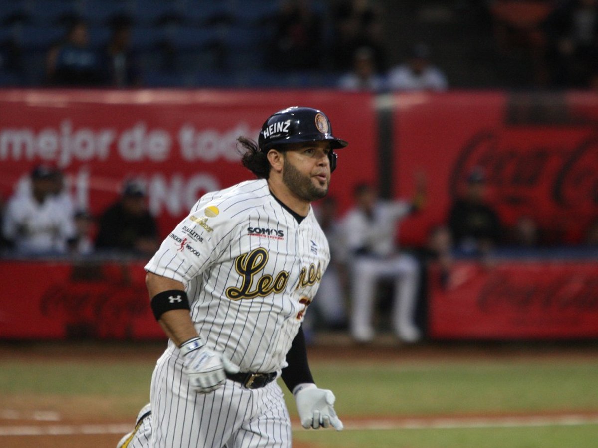 Eugenio Suárez se unió a la cueva melenuda