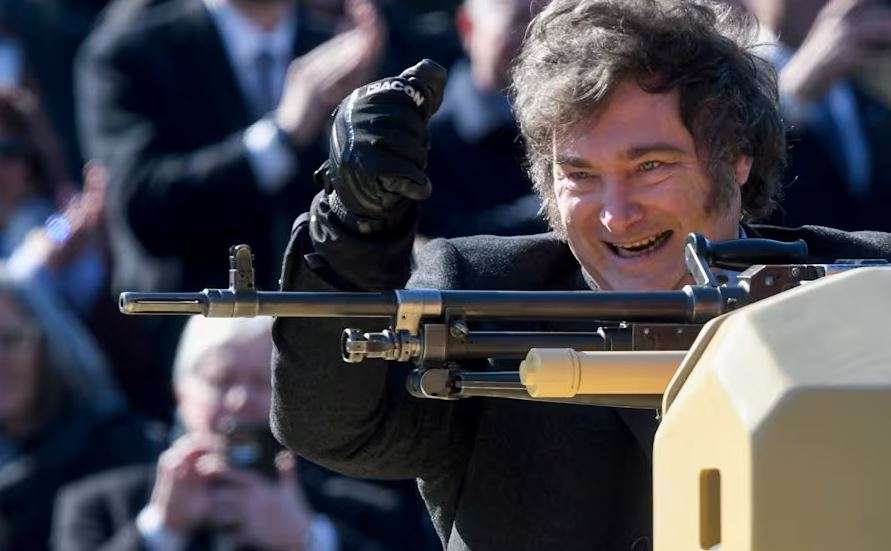 Gobierno de Milei baja edad mínima para portar armas en Argentina