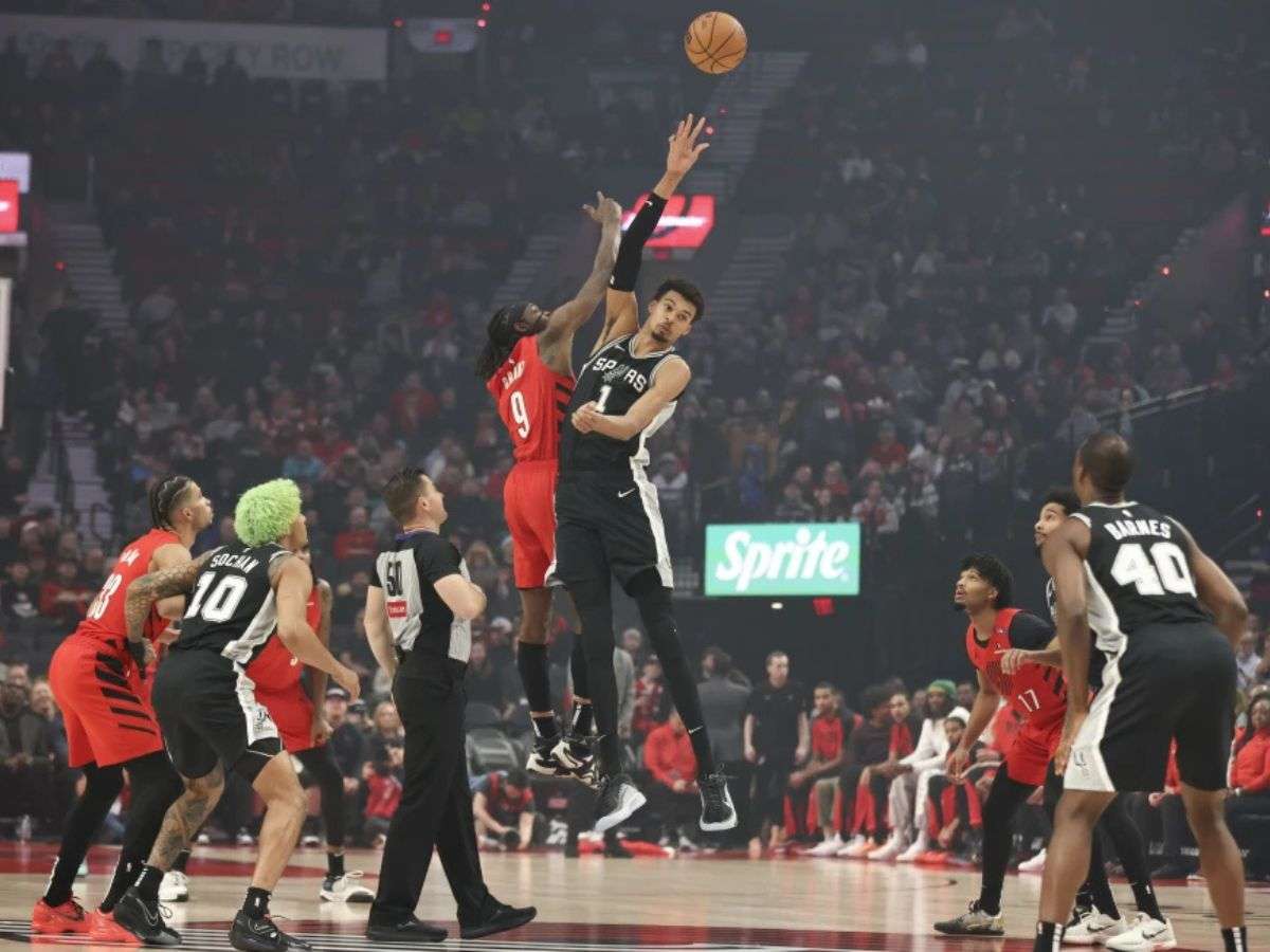 Wembayama con la capa de héroe ante Portland