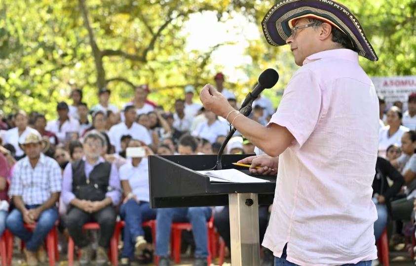 Petro alerta de un golpe parlamentario en 2025