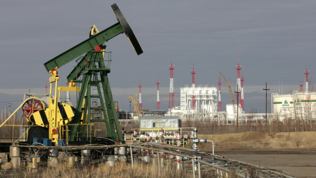 El petróleo sube tras sanciones de la Unión Europea a "flota fantasma" rusa