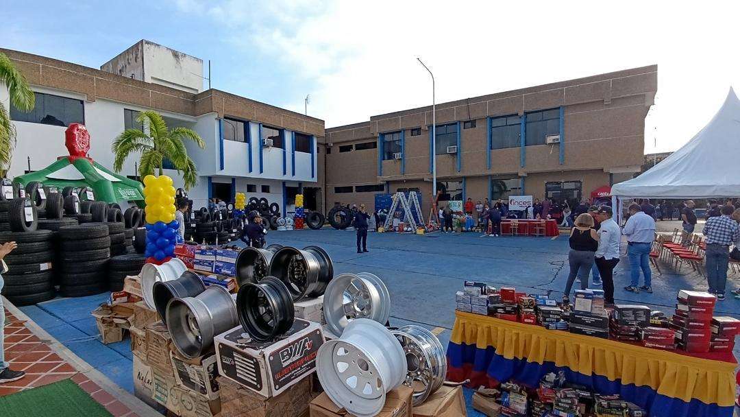 Dotan de cauchos y accesorios a flota de carros institucionales de Trujillo 