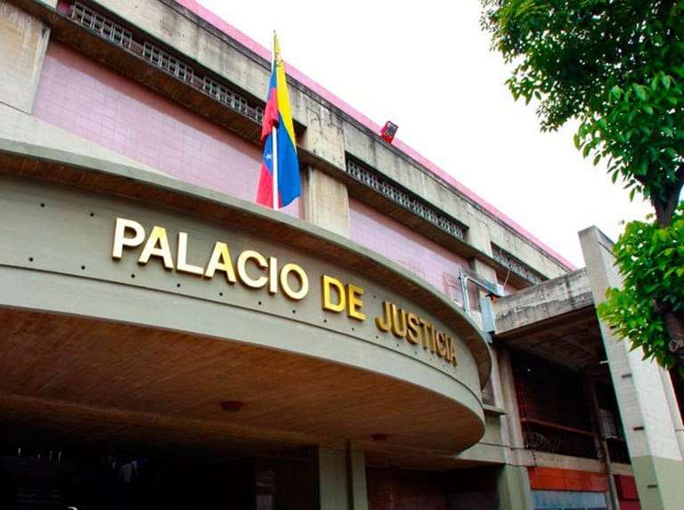 Reportan incendio en el Palacio de Justicia