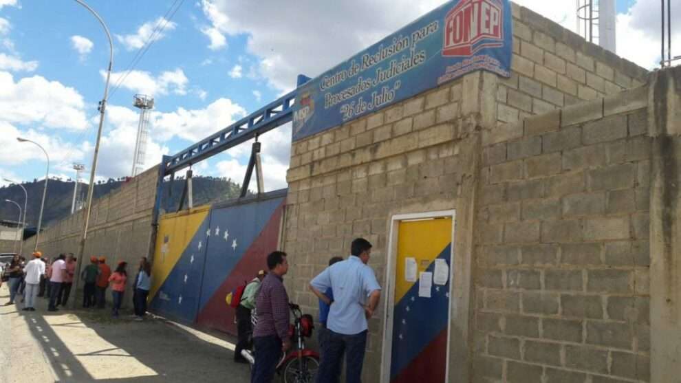 Trasladan a 76 líderes negativos de la cárcel "26 de Julio"