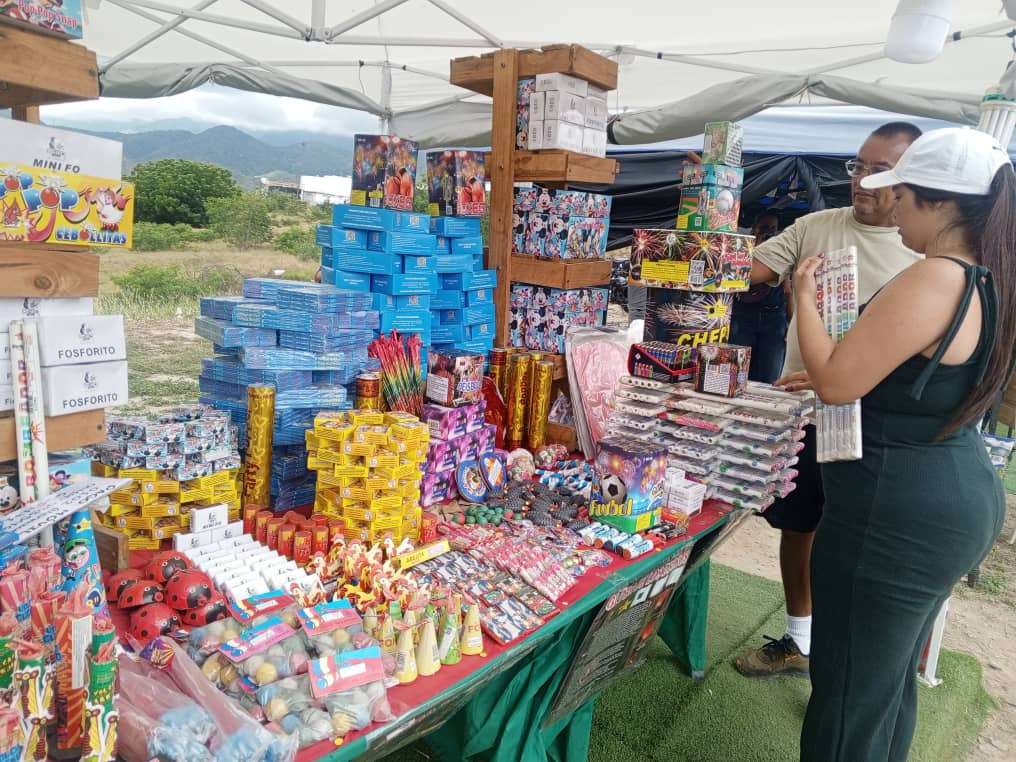 Bomberos de Miranda orientan sobre el uso de juegos pirotécnicos