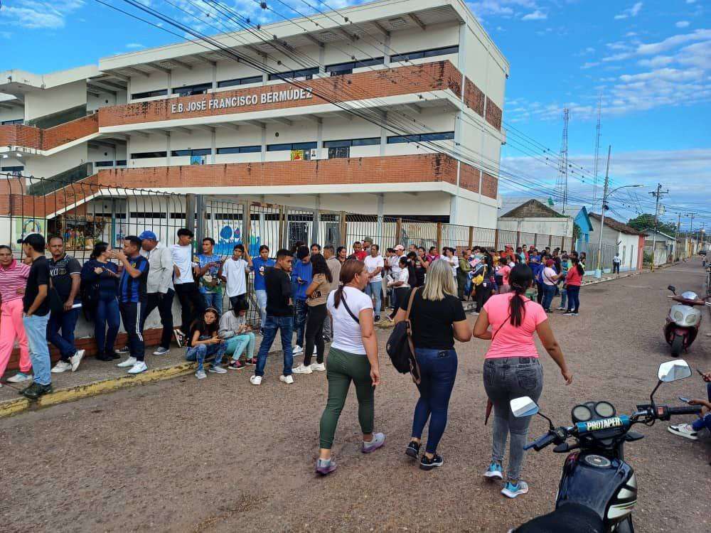 Maduro recuerda los 25 años de la Constitución con elección de jueces de paz