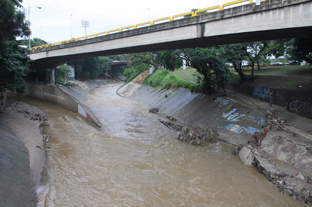 Pelean y caen al río Guaire, uno muere por inmersión y el otro roba su celular