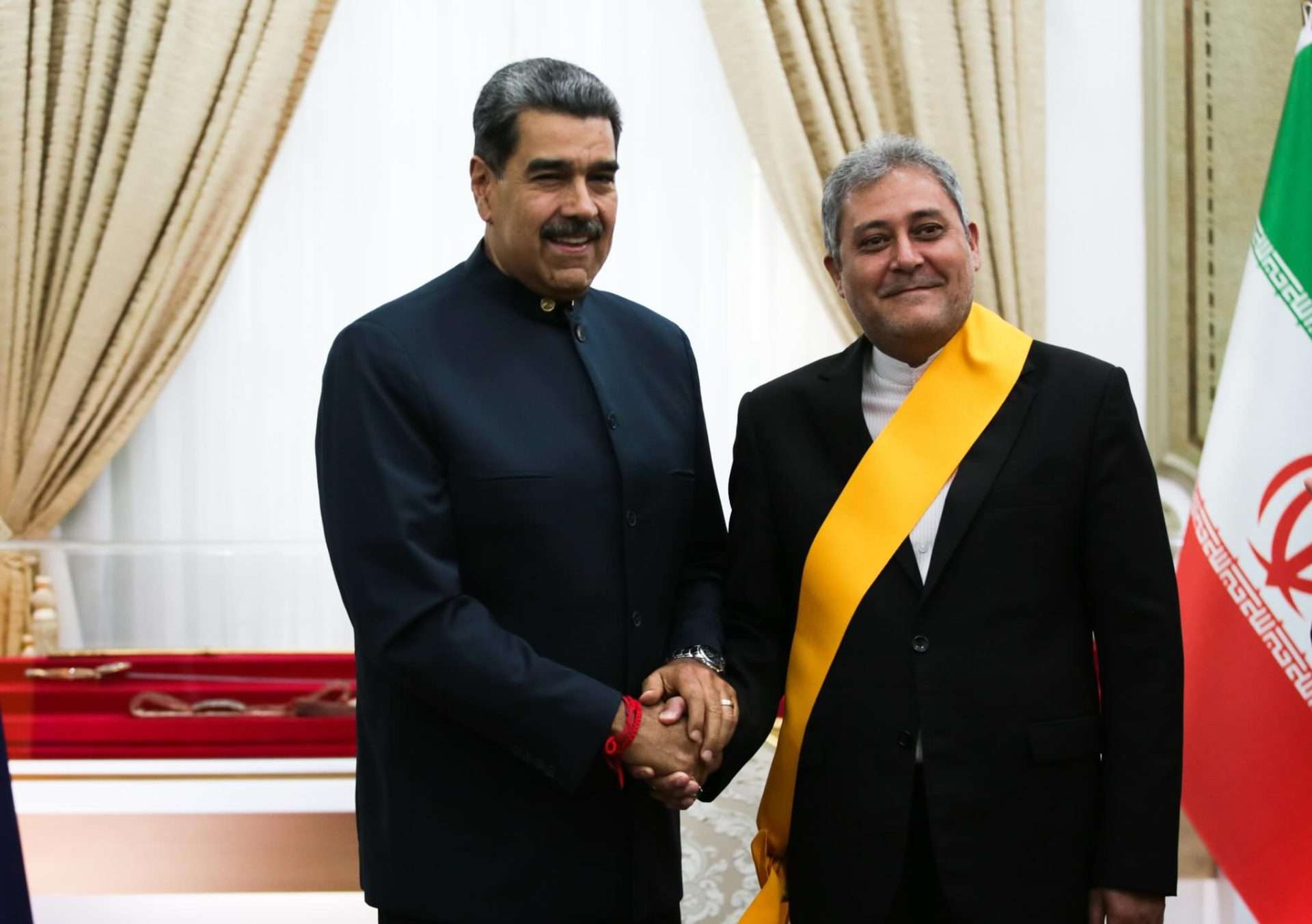 Maduro condecora a embajadores de países aliados
