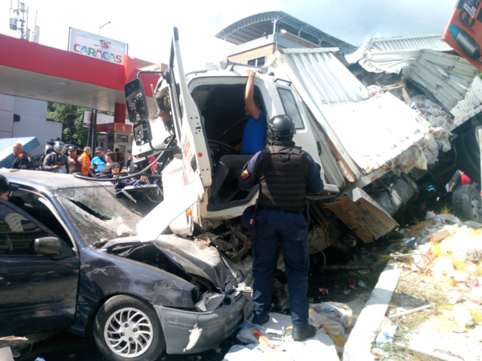 Cuatro personas fallecidas deja una colisión múltiple en Maripérez