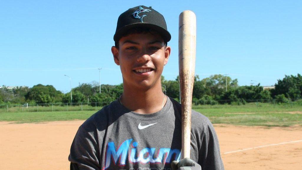 Es hermano de Ethan Salas prospecto de los Padres