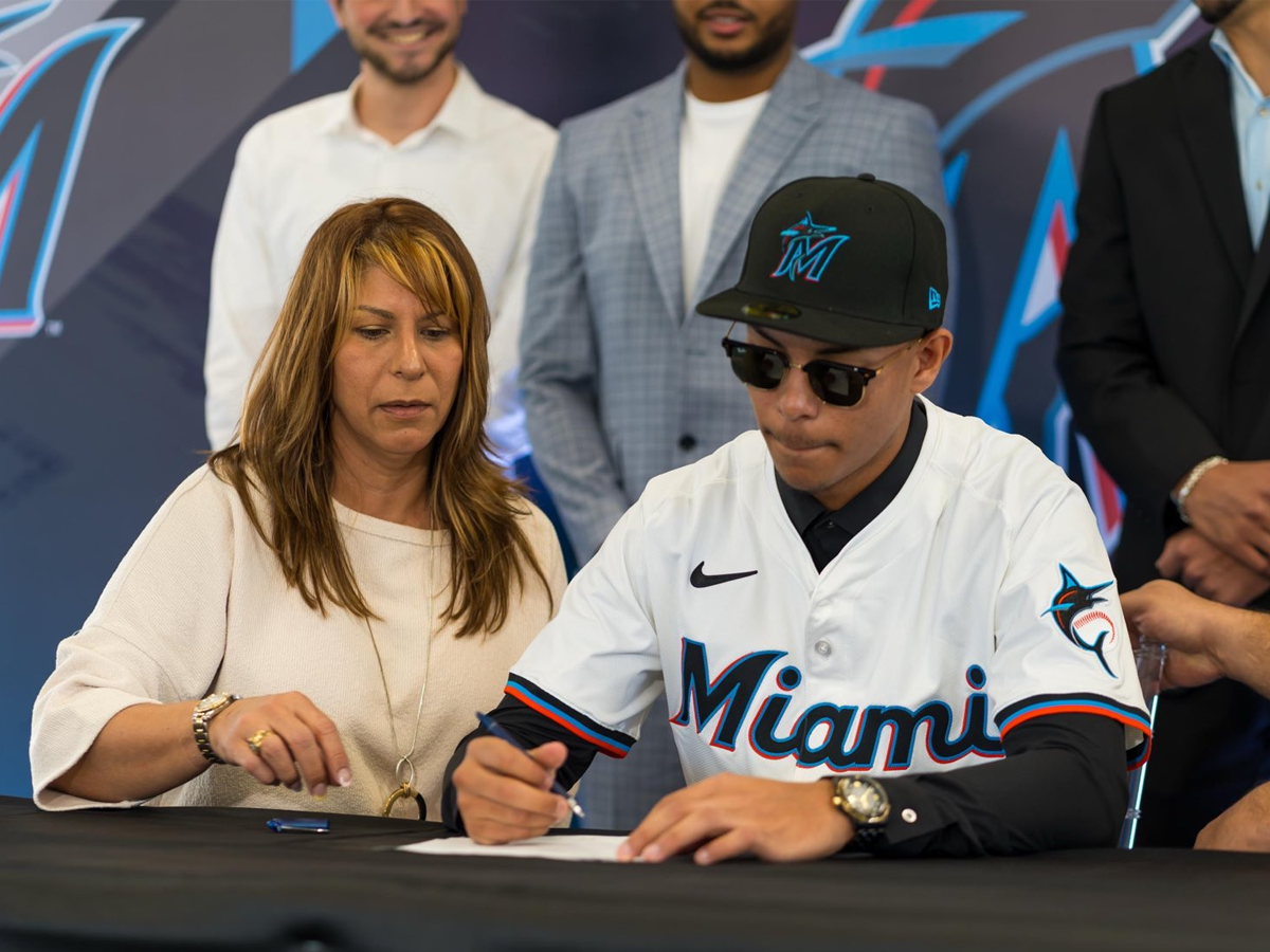 ¡Inicia el camino! Andrew Salas firmó oficialmente con los Marlins