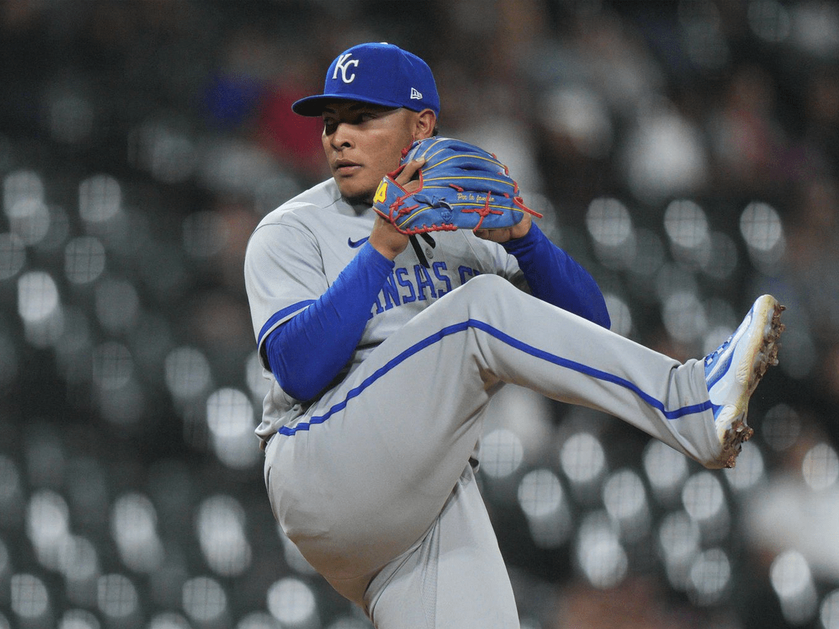 Reales refuerza bullpen en pos de postemporada