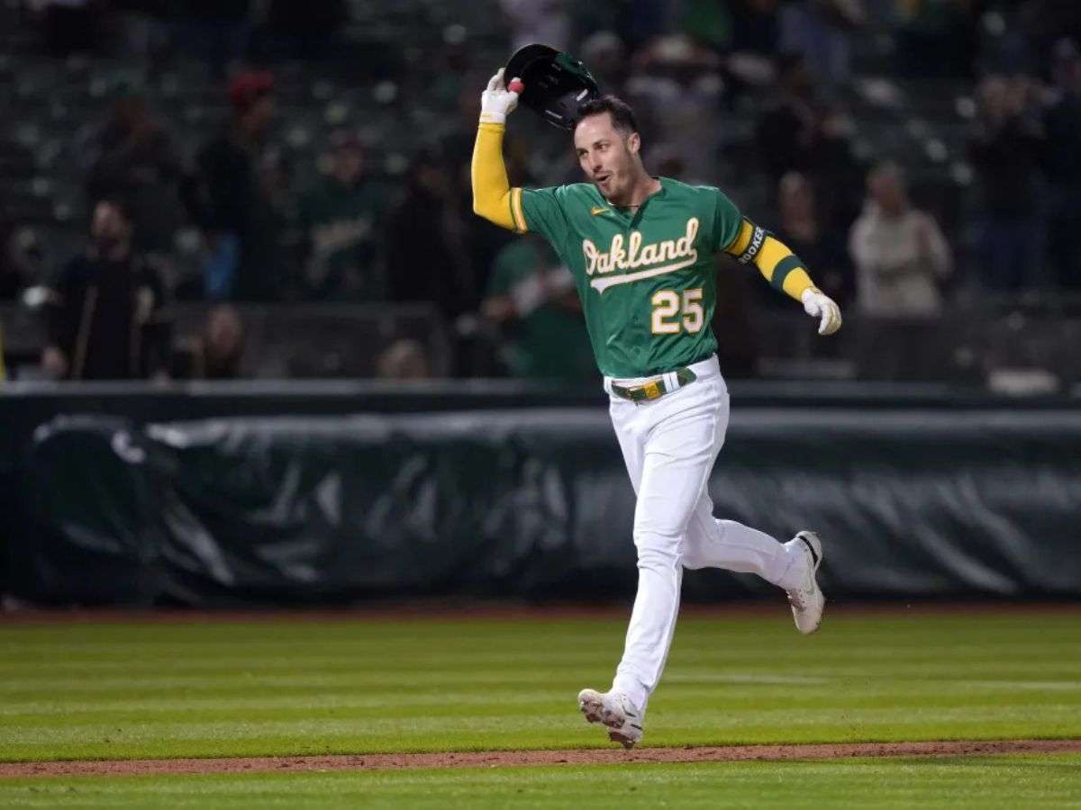Brent Rooker extendió contrato con Atléticos