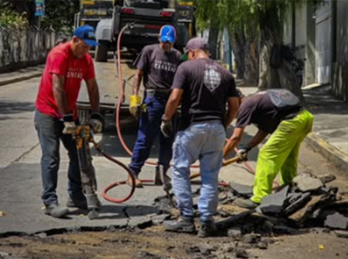 Realizan trabajos de asfaltado en la parroquia El Paraíso