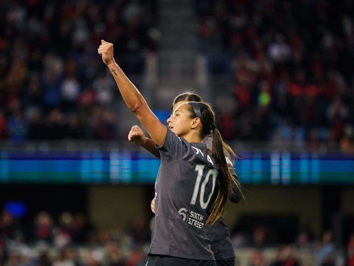 Deyna Castellanos sale del Bay FC