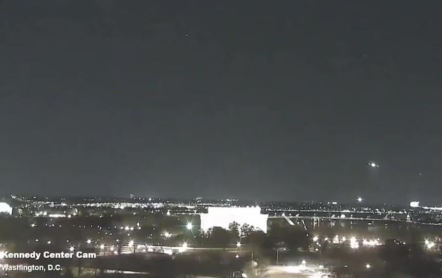 Un avión y un helicóptero militar chocaron en el aire cerca del aeropuerto Ronald Reagan en Washington DC