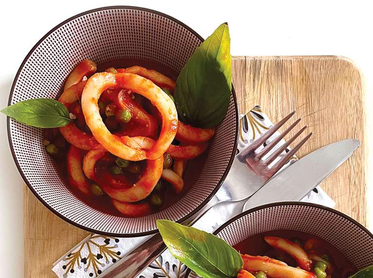 Pasta con guisantes y salsa de tomate