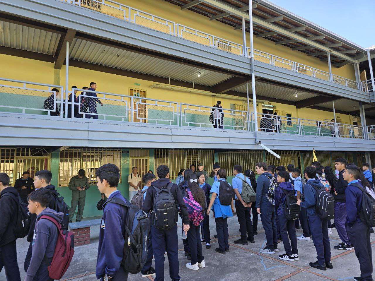 Estudiantes de todo el país regresaron a clases este martes