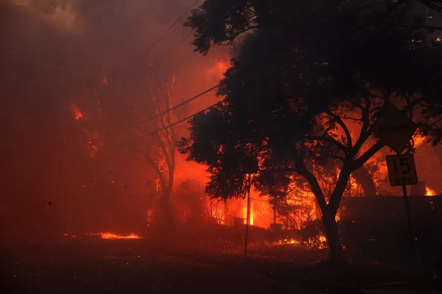 Incendio en Los Ángeles fuerza la evacuación de 30.000 residentes