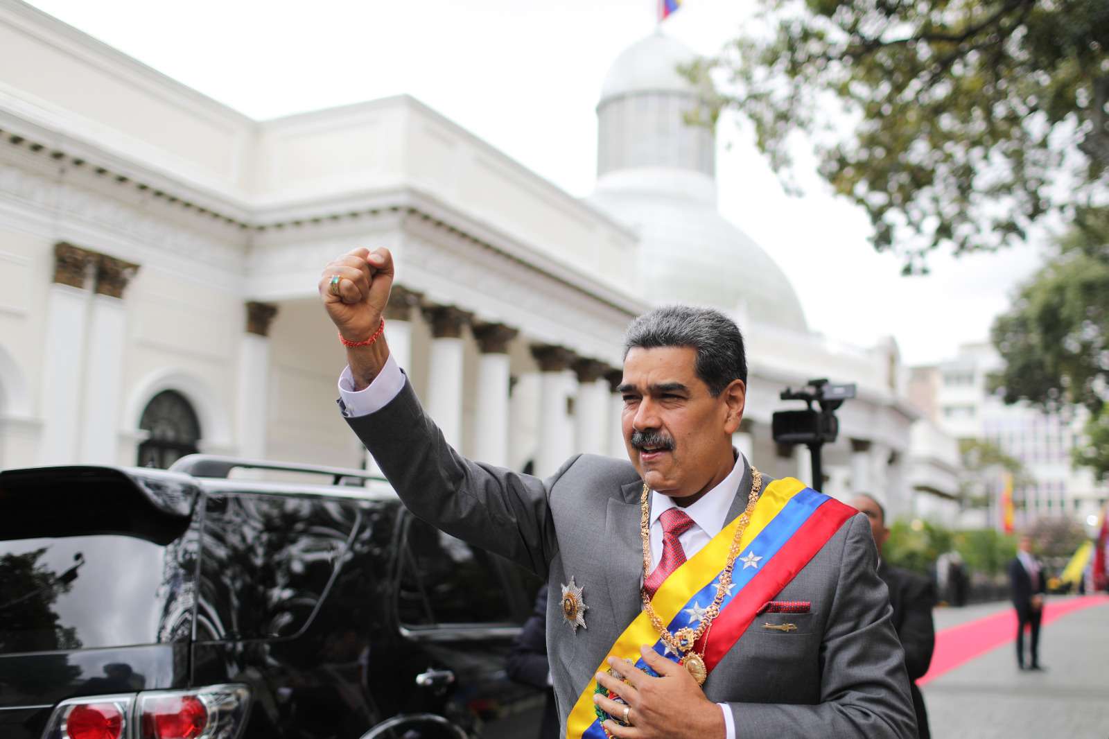 Maduro jura como presidente y comienza una nueva etapa
