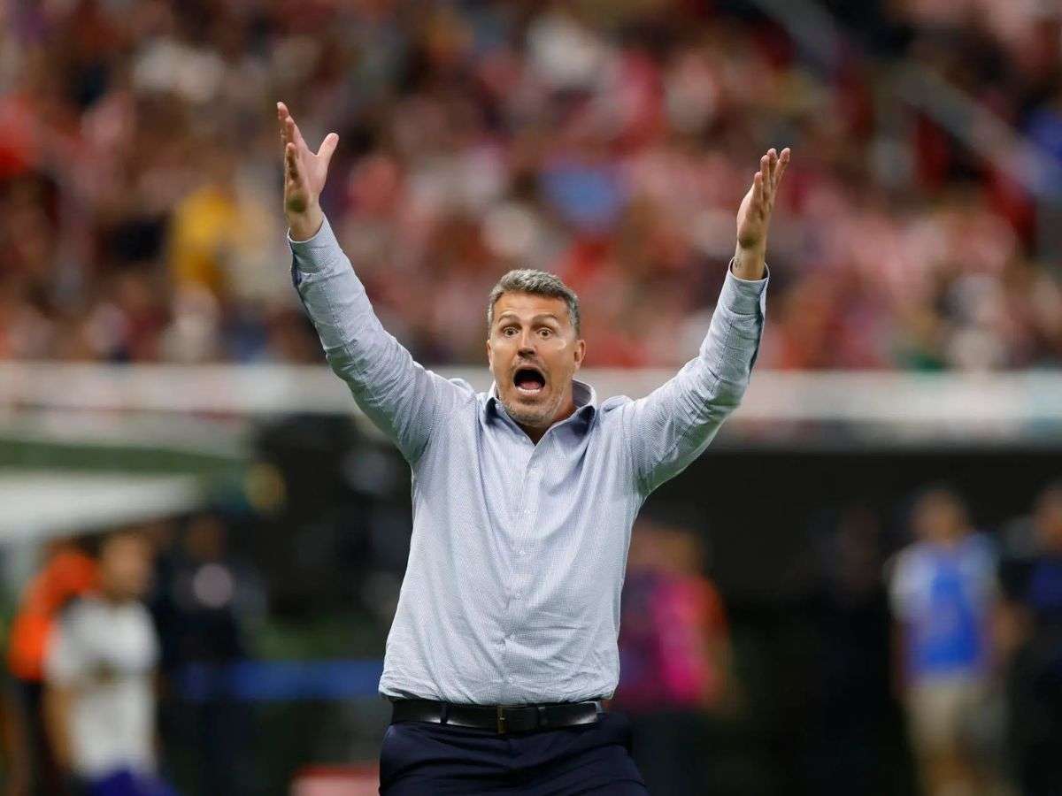 Técnico de Chivas castigado por patear a jugadores rivales