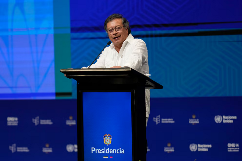 “Desautorizo la entrada de aviones norteamericanos con migrantes colombianos a nuestro territorio”