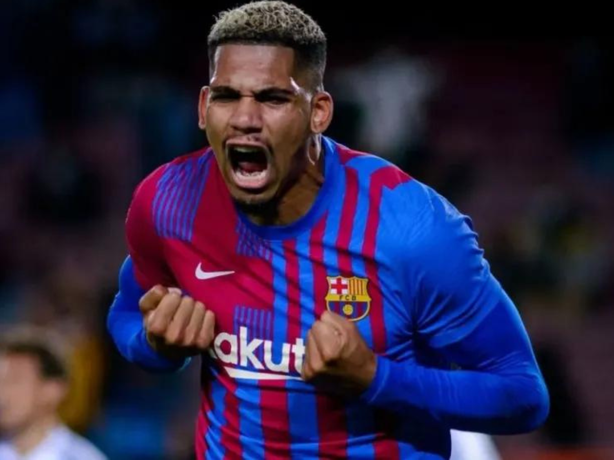 Flick: "Araujo sigue siendo jugador del Barcelona"