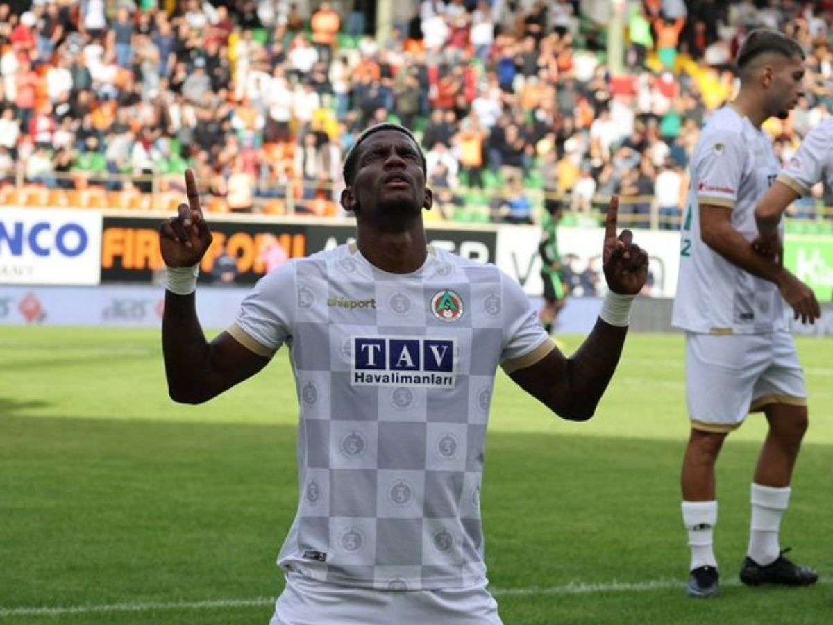 Con gol de Sergio Córdova Alanyaspor rescata un punto