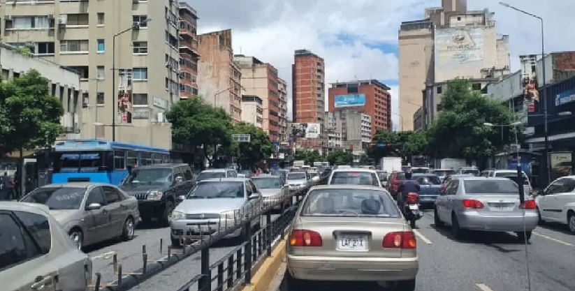 Habitantes de Caracas con vehículos deberán pagar impuesto ante la Sumar