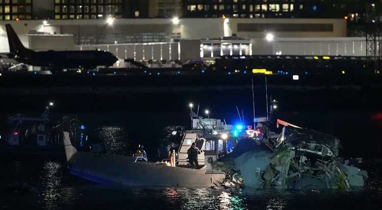 Se registró choque de un avión y un helicóptero militar en Washington