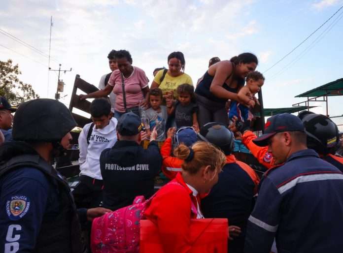 Más de mil desplazados colombianos en solo tres días se encuentran en Venezuela
