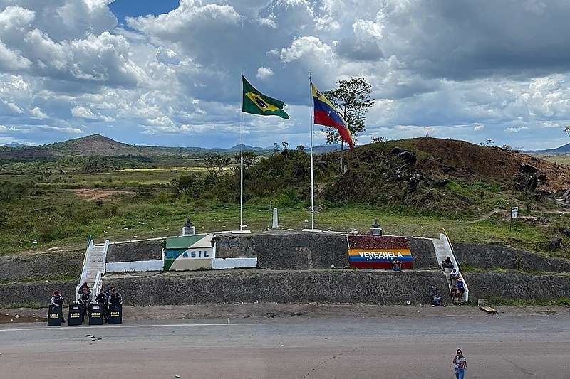 Bolívar cierra frontera con Brasil hasta el lunes 13