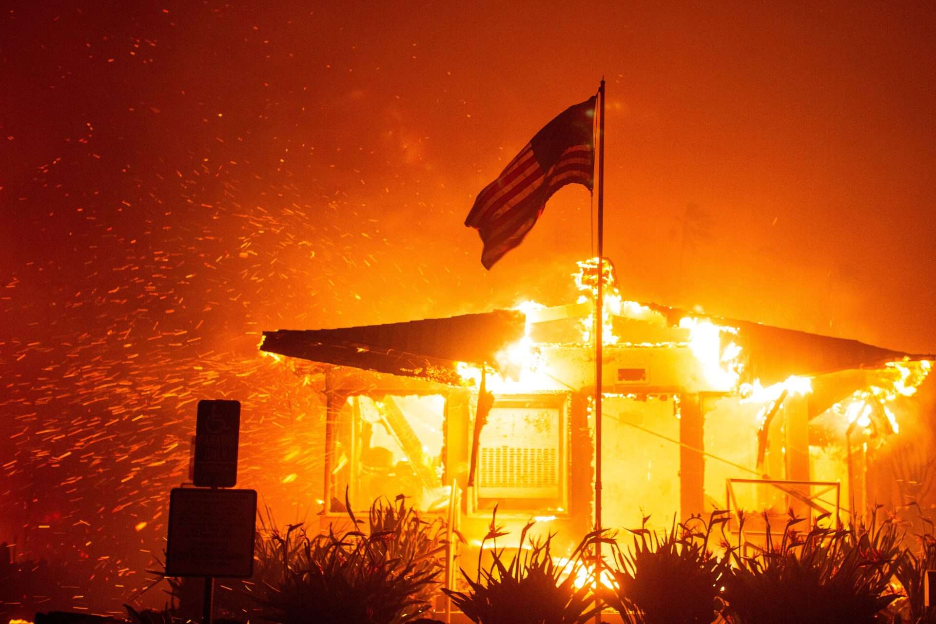 Número de víctimas por incendios en Los Ángeles puede aumentar