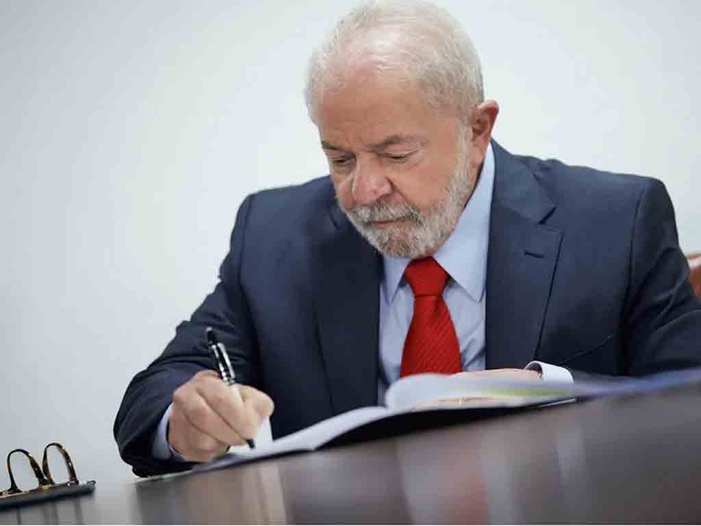 Lula firma ley que prohíbe uso de celulares en escuelas de Brasil