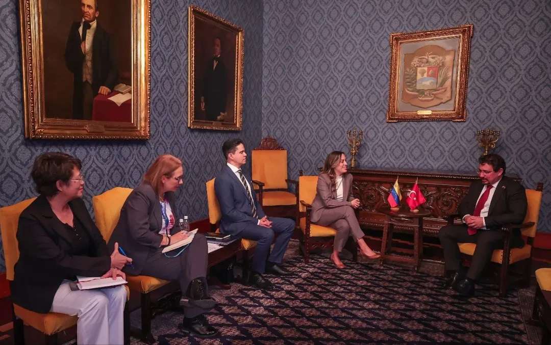 Venezuela y Rusia revisan acuerdos de cooperación