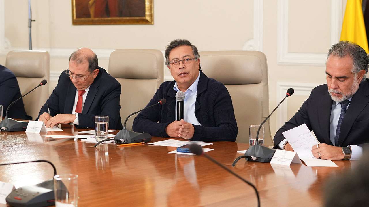 Petro busca mantener cohesión del gobierno en medio de crisis interna